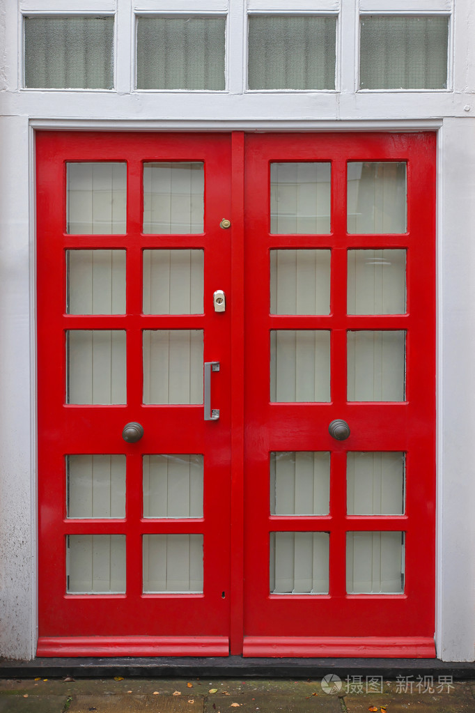 红色的露台门