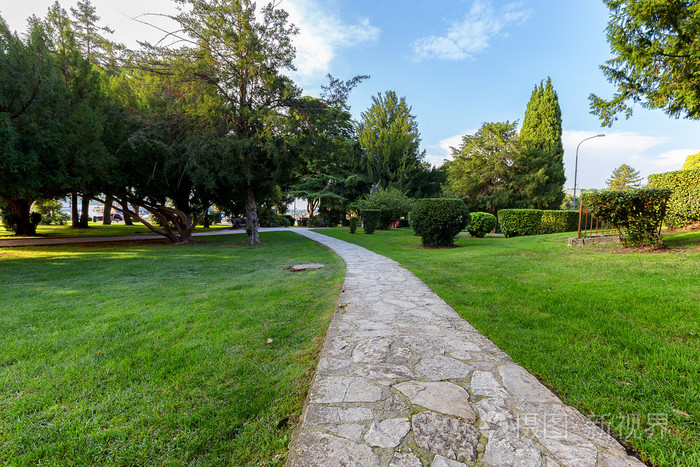 穿过公园的路径