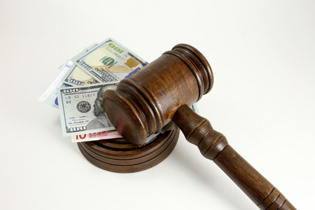 权力和金钱拍卖锤,权力和金钱的象征照片