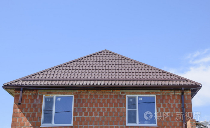 屋顶的金属轮廓波浪形状的房子与塑钢窗.