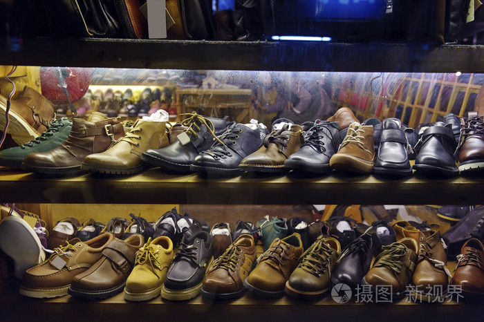 鞋子陈列在商店的橱窗