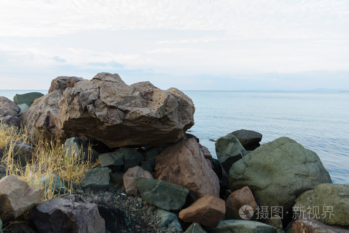 在海边的大石头