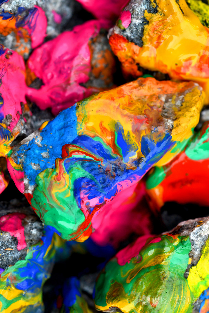 石头与五颜六色的颜料