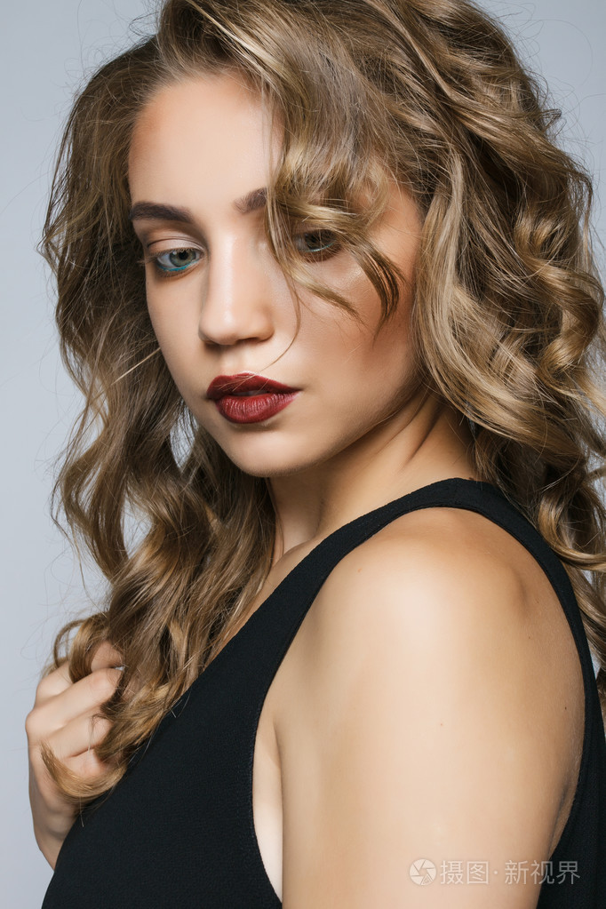 照片 工作室里一个漂亮女孩的肖像. 她往下看. 大人物.jpg