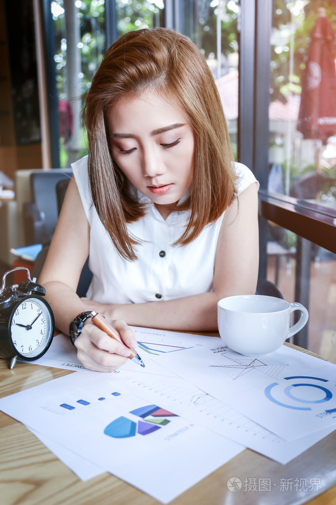 美丽的亚洲业务女人工作