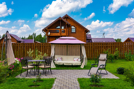 院子里的乡间别墅照片