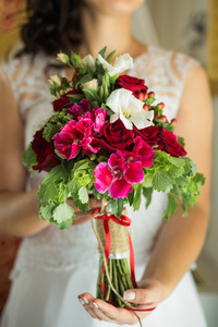 婚礼在手中的花束图片