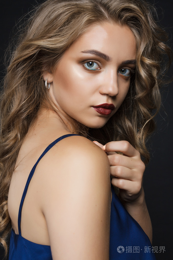 一个漂亮的女孩的半身人像.女孩站和 st