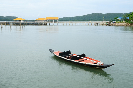 木排海上漂浮的本地木排船照片