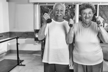 老夫妇在康复设施健身房锻炼图片