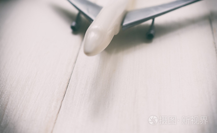 玩具塑料飞机头上白色的木桌上副本空间