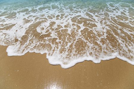 在海滩上的海浪照片