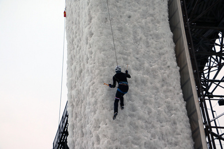 在公园里滑雪跳台跳板图片