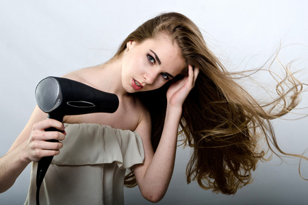 吹风机的女孩图片