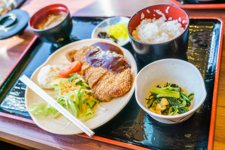 日本的食物风格日式烤鸡配米饭图片