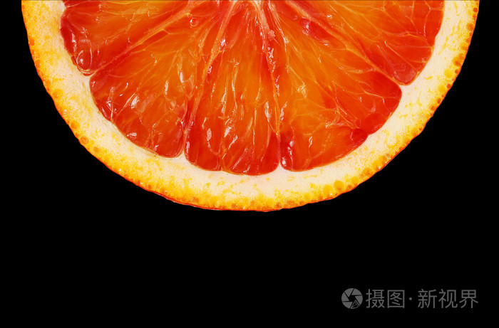 切片在黑色背景上的红色橙色特写此剪切路径