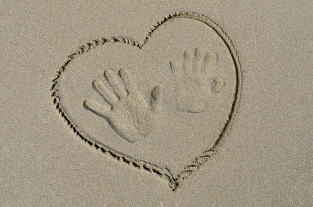 手印画大树在沙滩上画的手印和心脏照片