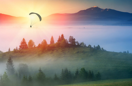 有雾山谷上空飞行图片