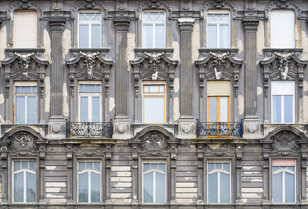 正面的窗户是新巴洛克风格的. 布达佩斯匈牙利.照片