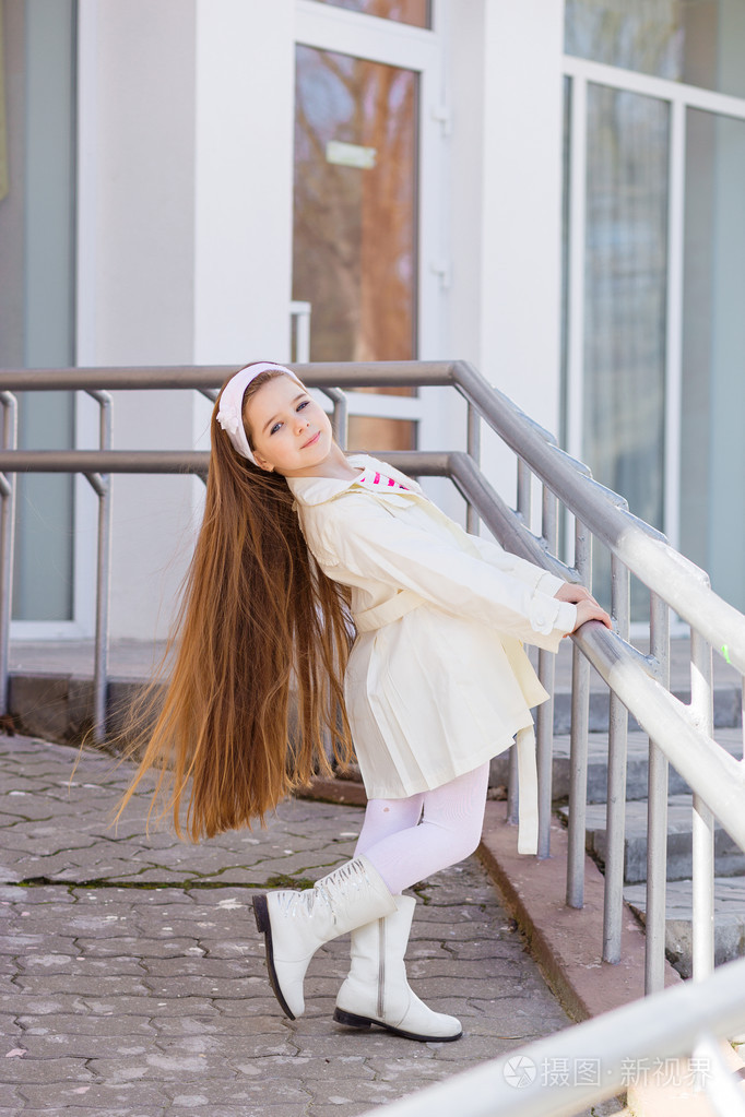 brunetee 长头发的漂亮的小女孩照片-正版商用图片1q566t-摄图新视界