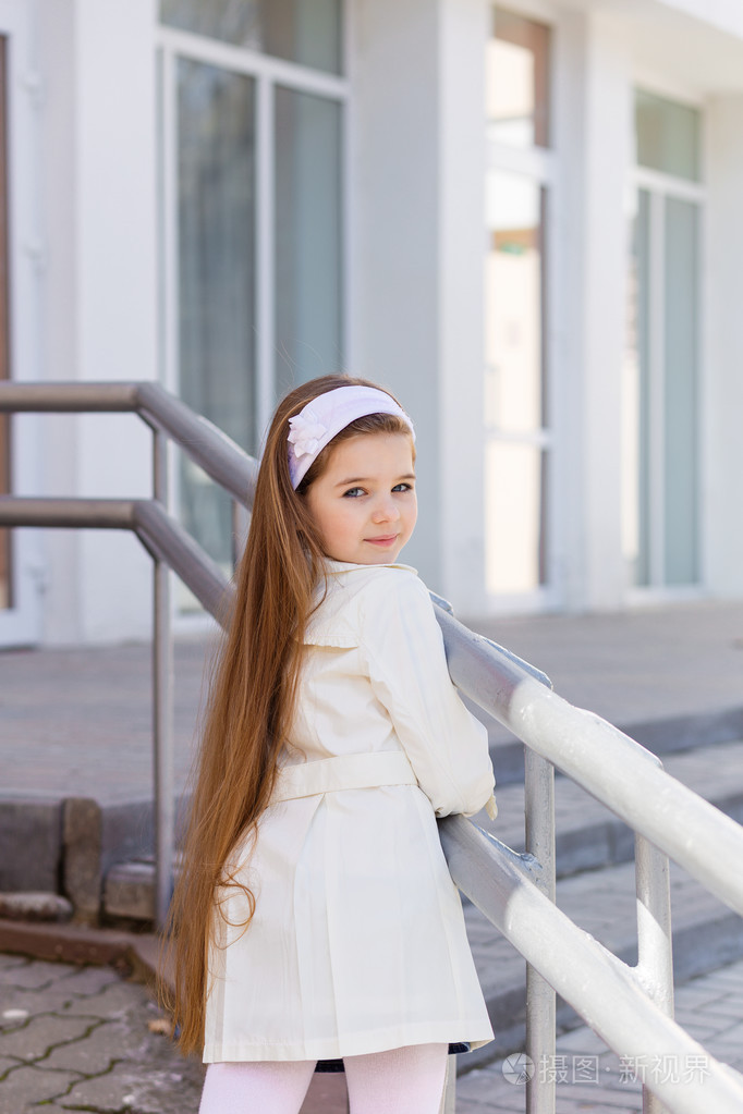 brunetee 长头发的漂亮的小女孩