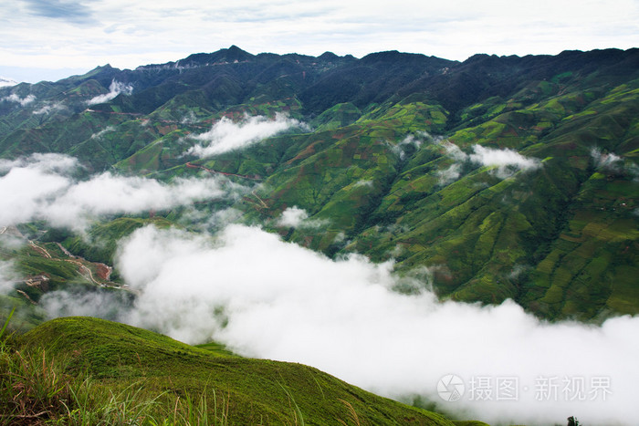 美丽的风景，在云层之上山