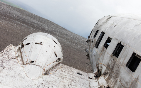 被废弃的破烂的美国军用飞机在冰岛南部照片