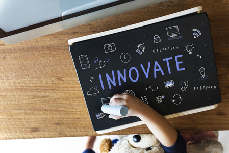 玩电脑游戏在蹦床上跳跃的小男孩母乳喂养和抽油机的用品黑板上画画的