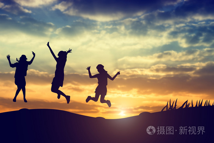 组的时髦青少年跳跃在日落时的剪影
