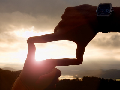 波纹高峰用手表做相框手势合拢双手.