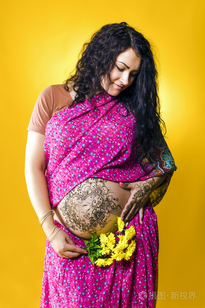 指甲花纹身在怀孕的肚子