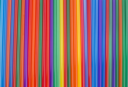 白色竖条彩色鸡尾酒搅棒的纹理.彩色竖条纹照片