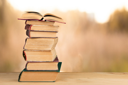 一摞书在自然背景照片