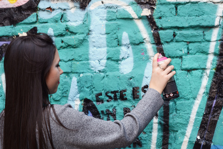 绘图与喷漆涂鸦街墙上的女人图片