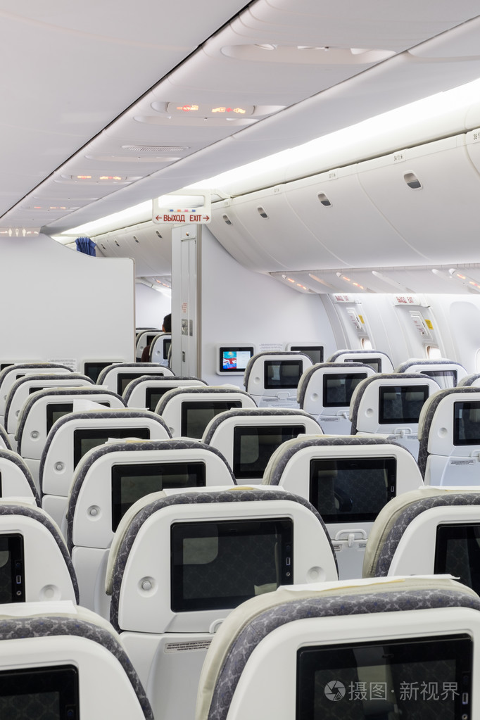 在飞机的客舱座位行