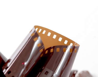 白色背景上的老式相机胶卷照片