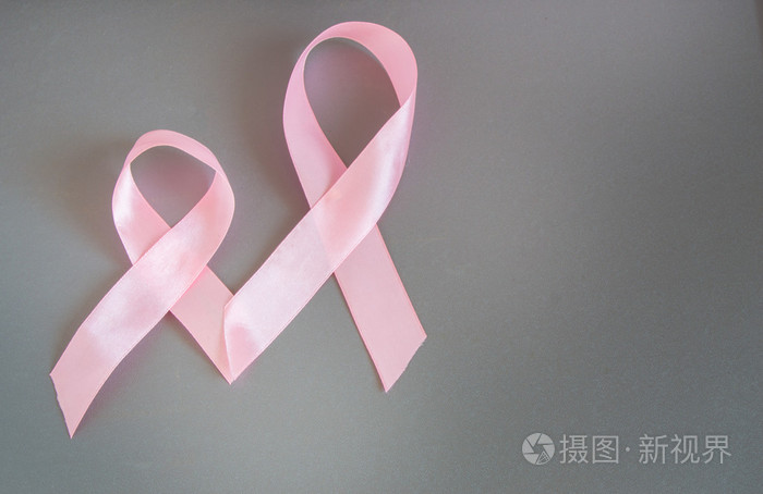 两个粉红丝带提高认识关于乳腺癌,灰色的背景上的图像复制空间