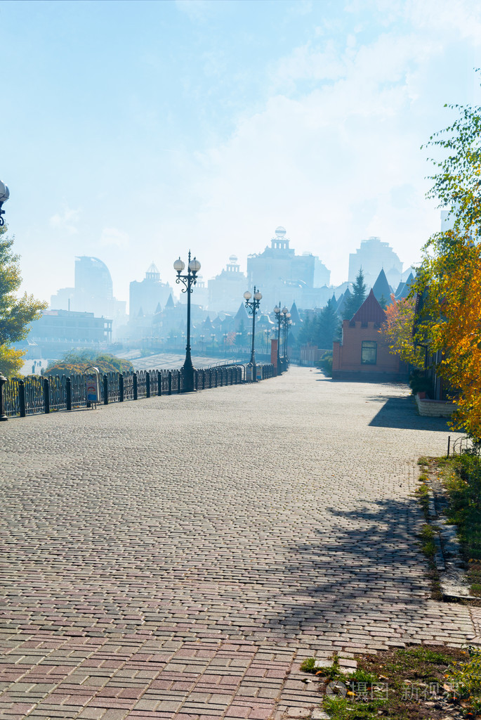 初秋的早晨在城市