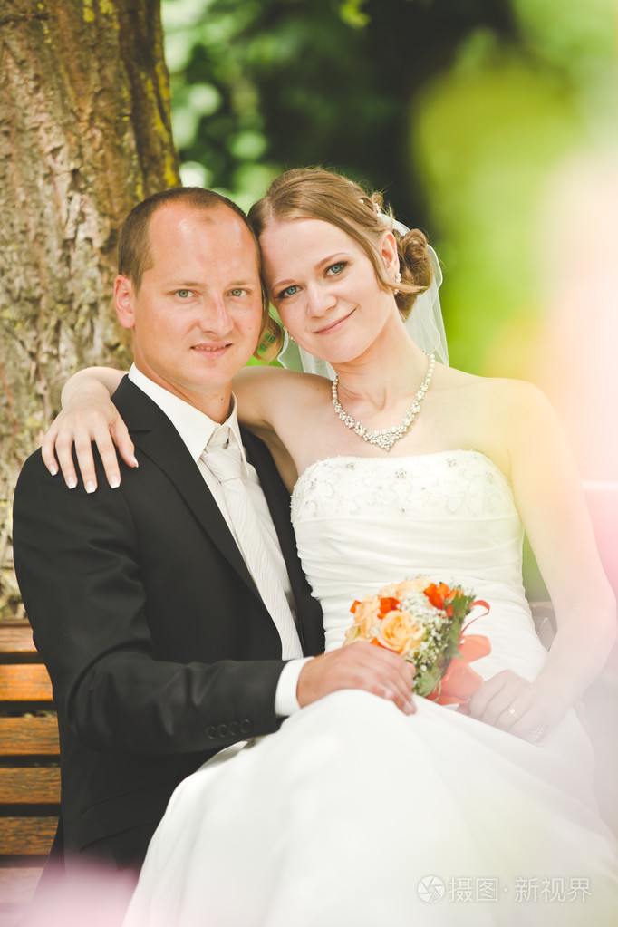 在自己的婚礼上新郎和新娘照片-正版商用图片1q6qnl-摄图新视界