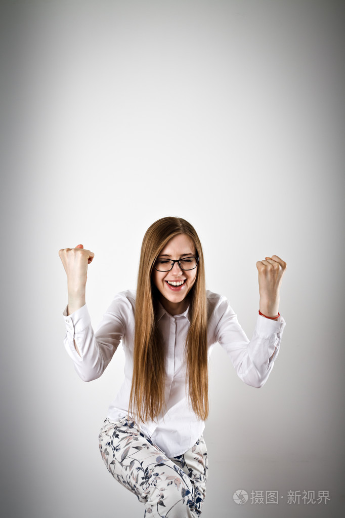 欣喜白衣的年轻女人