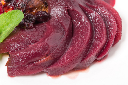 红色,黑醋栗和醋栗木制的桌子上莓果集烤的鹅肝配切片梨三种红色醋栗