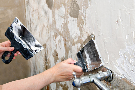 对齐绘画地面涂墙画家手里拿着锅铲照片