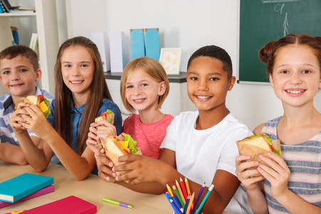 学童在教室里吃午饭图片
