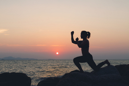 泰拳剪影剪影的女人.她对行使泰拳猜亚或泰拳照片