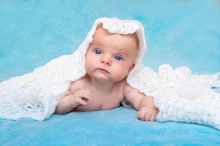 躺望樱花可爱的小蓝眼睛的宝宝望着躺在镜头照片