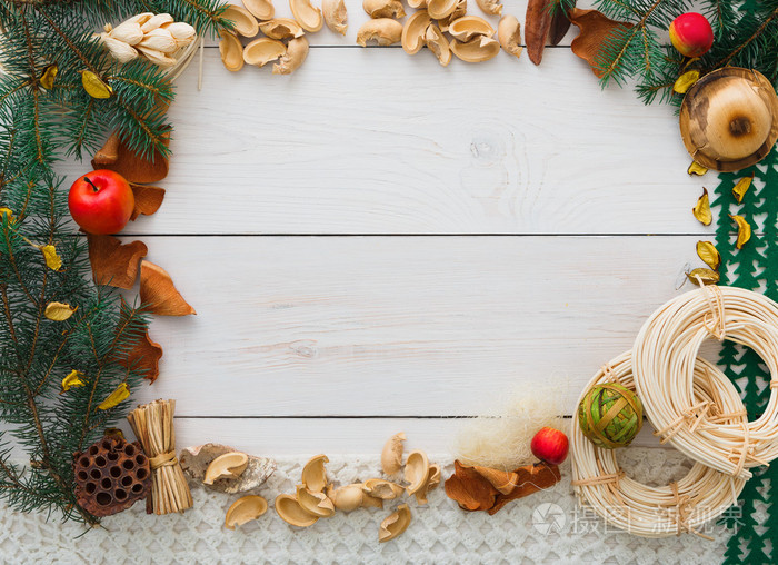 圣诞装饰手工框架上白色木背景副本空间