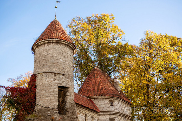 爱沙尼亚。塔林。秋天的塔堡垒的视图