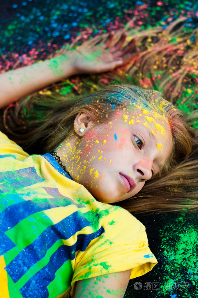 油漆洒红节女孩
