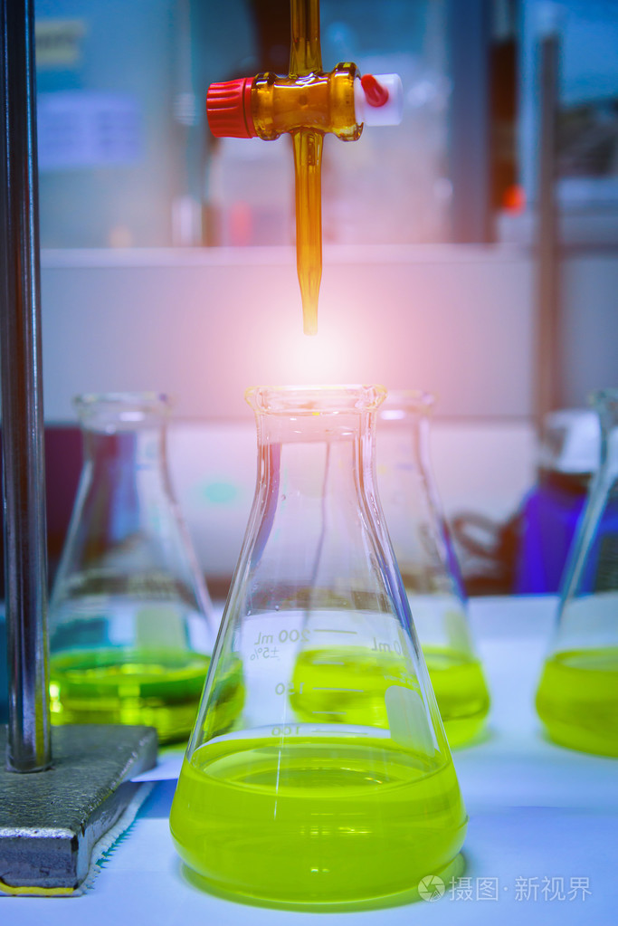 滴管充满黄色液体在实验室