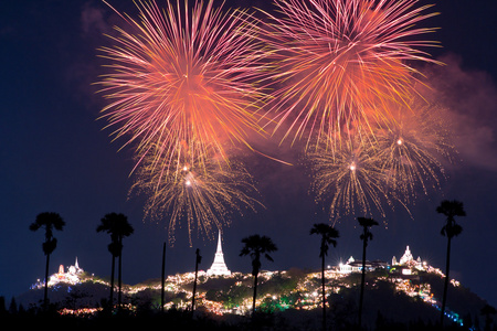 省, 泰国太阳光束在碧武里省,泰国銮窟中晨光在泰国碧武里省的盐农